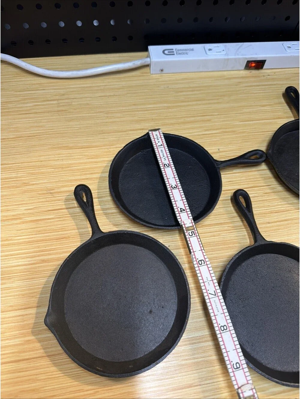 4 VTG Christmas House holiday Santa snowflake gingerbread Mini Cast Iron Skillet
